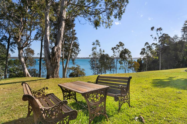 Danalene, 44a Danalene Pde – stunning waterfront property with Air Con, WI-FI, Double Lock Up Garage & Boat Parking