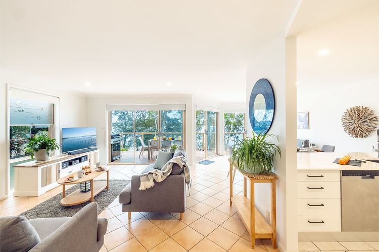 Danalene, 44a Danalene Pde – stunning waterfront property with Air Con, WI-FI, Double Lock Up Garage & Boat Parking