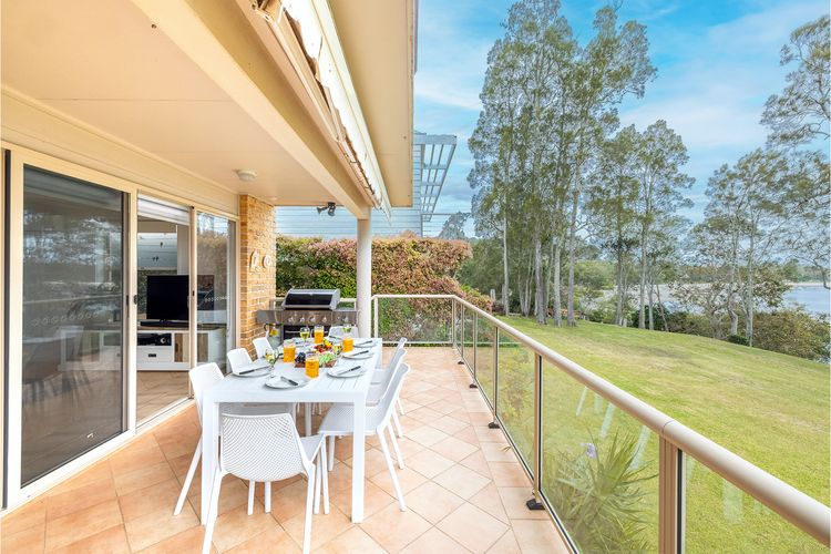 Danalene, 44a Danalene Pde – stunning waterfront property with Air Con, WI-FI, Double Lock Up Garage & Boat Parking