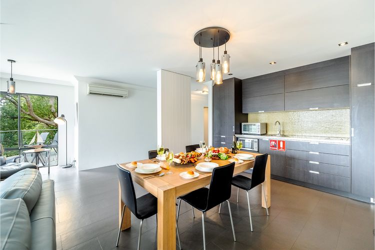 Paradiso, 4/4 Laman St – Unit with aircon, wi-fi, pool and in the heart of town, water views