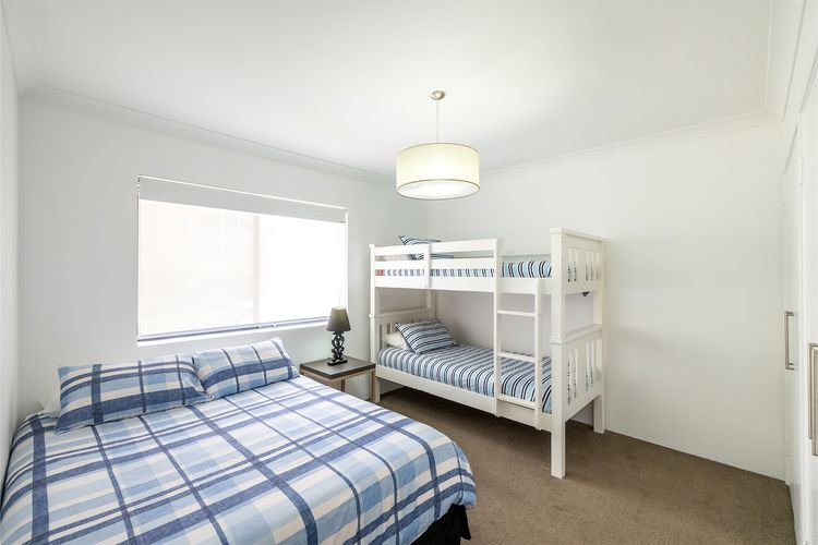 Paradiso, 4/4 Laman St – Unit with aircon, wi-fi, pool and in the heart of town, water views