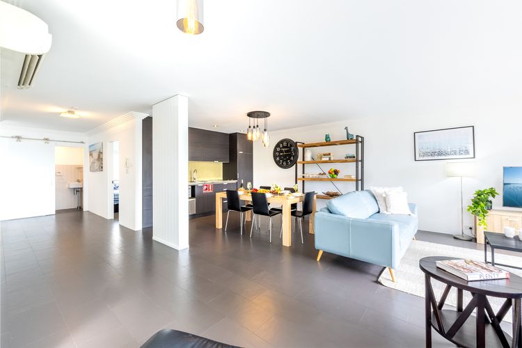 Paradiso, 4/4 Laman St – Unit with aircon, wi-fi, pool and in the heart of town, water views