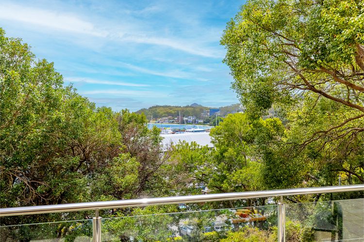 Paradiso, 4/4 Laman St – Unit with aircon, wi-fi, pool and in the heart of town, water views