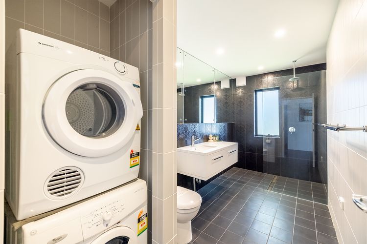 Paradiso, 4/4 Laman St – Unit with aircon, wi-fi, pool and in the heart of town, water views