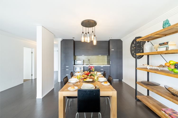 Paradiso, 4/4 Laman St – Unit with aircon, wi-fi, pool and in the heart of town, water views