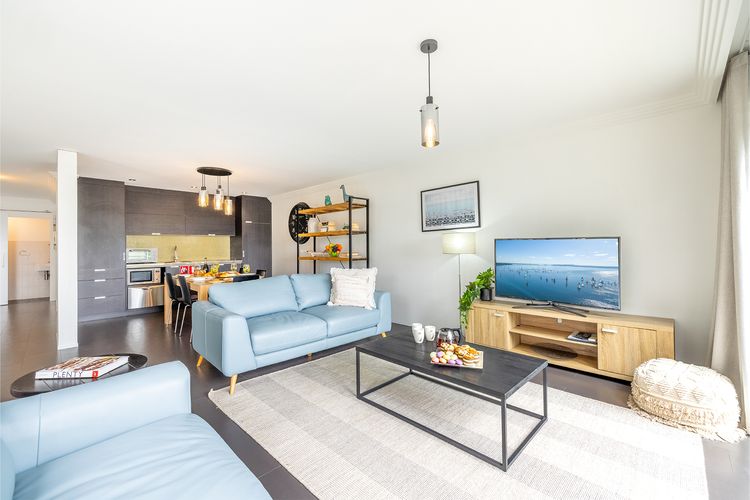 Paradiso, 4/4 Laman St – Unit with aircon, wi-fi, pool and in the heart of town, water views