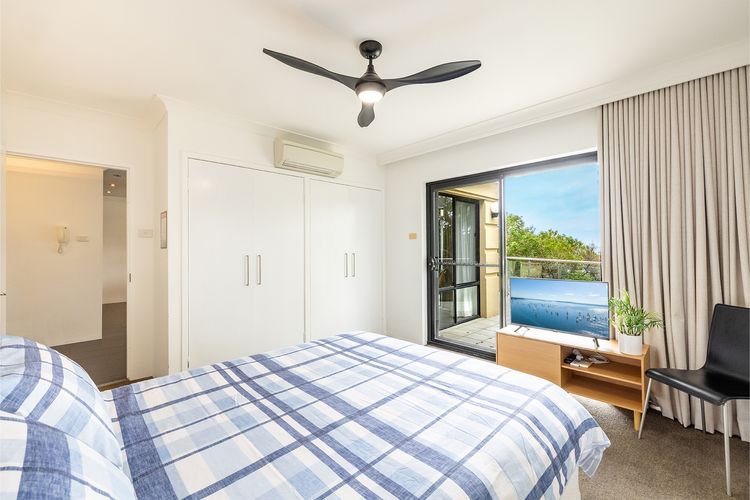 Paradiso, 4/4 Laman St – Unit with aircon, wi-fi, pool and in the heart of town, water views