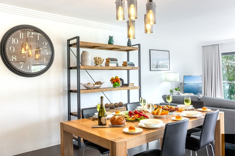 Paradiso, 4/4 Laman St – Unit with aircon, wi-fi, pool and in the heart of town, water views