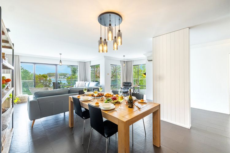 Paradiso, 4/4 Laman St – Unit with aircon, wi-fi, pool and in the heart of town, water views