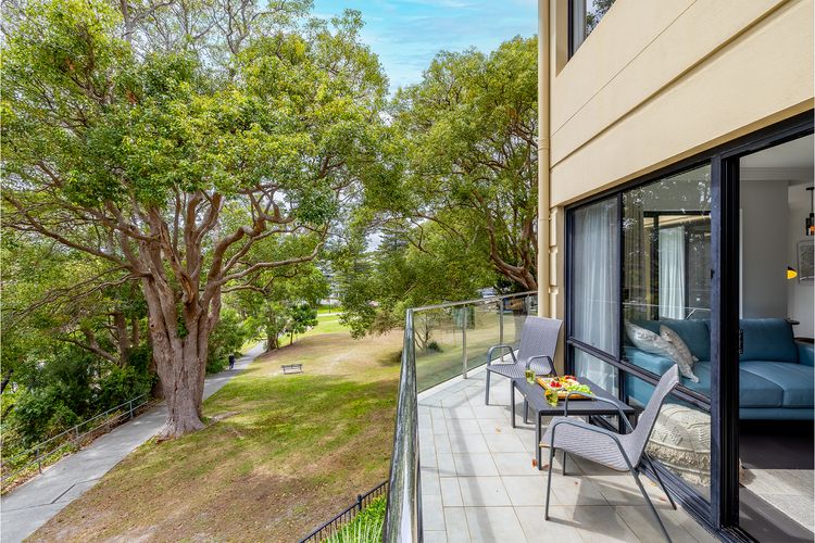Paradiso, 4/4 Laman St – Unit with aircon, wi-fi, pool and in the heart of town, water views