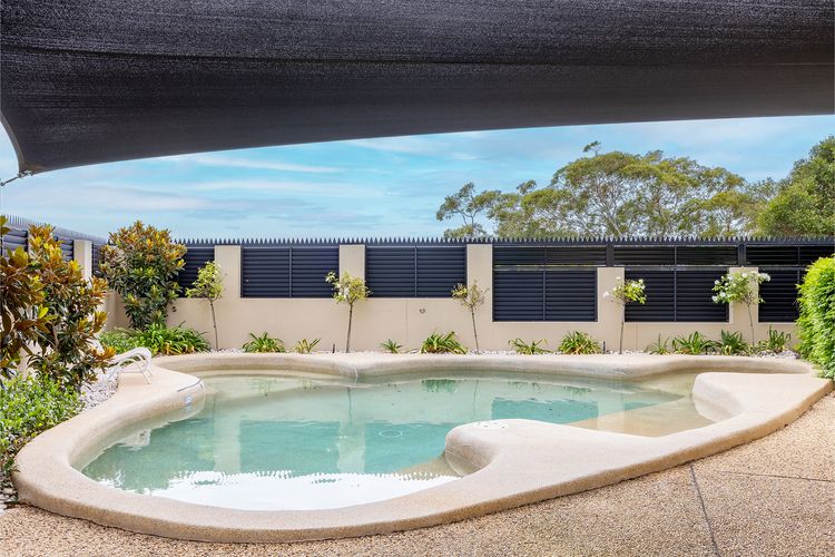 Paradiso, 4/4 Laman St – Unit with aircon, wi-fi, pool and in the heart of town, water views