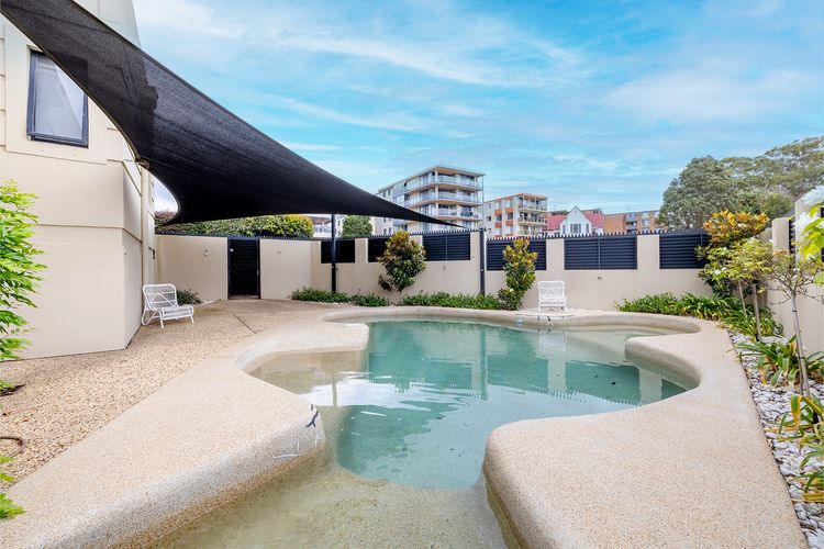 Paradiso, 4/4 Laman St – Unit with aircon, wi-fi, pool and in the heart of town, water views