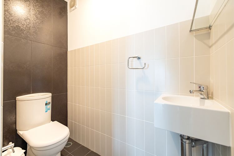 Paradiso, 4/4 Laman St – Unit with aircon, wi-fi, pool and in the heart of town, water views