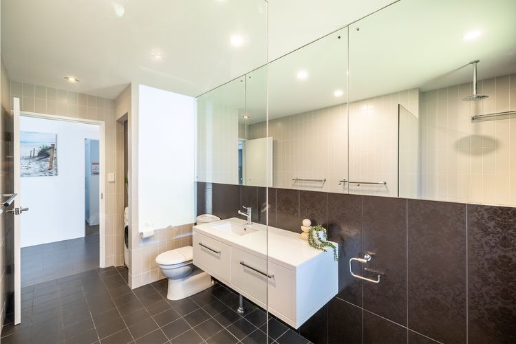 Paradiso, 4/4 Laman St – Unit with aircon, wi-fi, pool and in the heart of town, water views