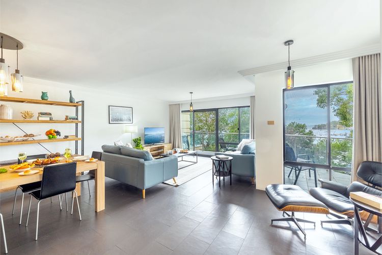 Paradiso, 4/4 Laman St – Unit with aircon, wi-fi, pool and in the heart of town, water views