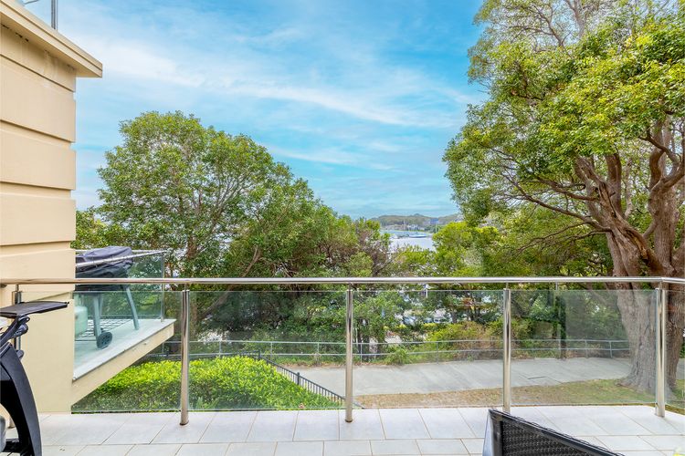 Paradiso, 4/4 Laman St – Unit with aircon, wi-fi, pool and in the heart of town, water views