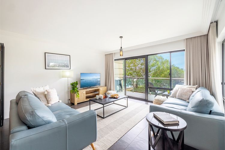 Paradiso, 4/4 Laman St – Unit with aircon, wi-fi, pool and in the heart of town, water views