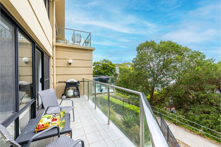 Paradiso, 4/4 Laman St – Unit with aircon, wi-fi, pool and in the heart of town, water views