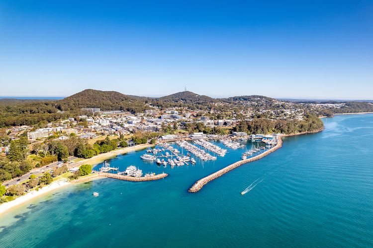 Paradiso, 4/4 Laman St – Unit with aircon, wi-fi, pool and in the heart of town, water views