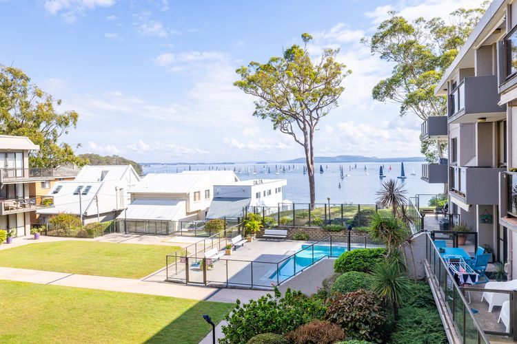 The Poplars, 8/36 Magnus St – fantastic water views, pool and WiFi
