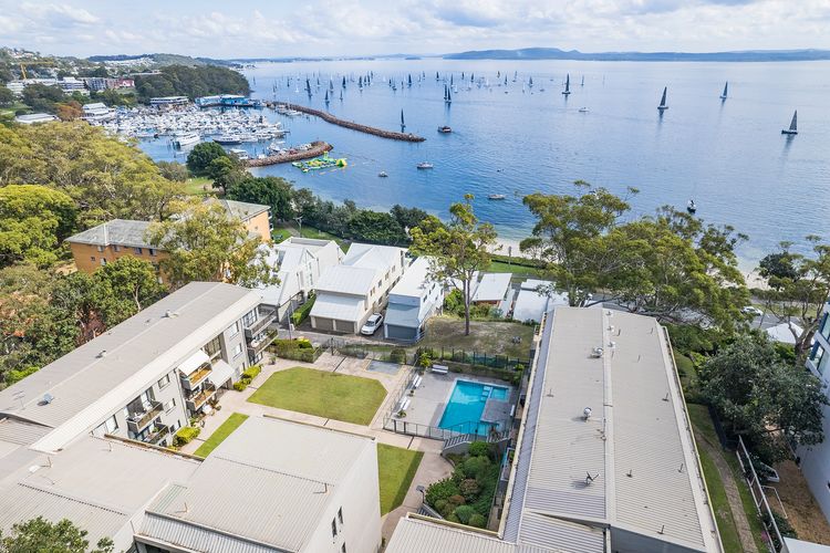 The Poplars, 8/36 Magnus St – fantastic water views, pool and WiFi