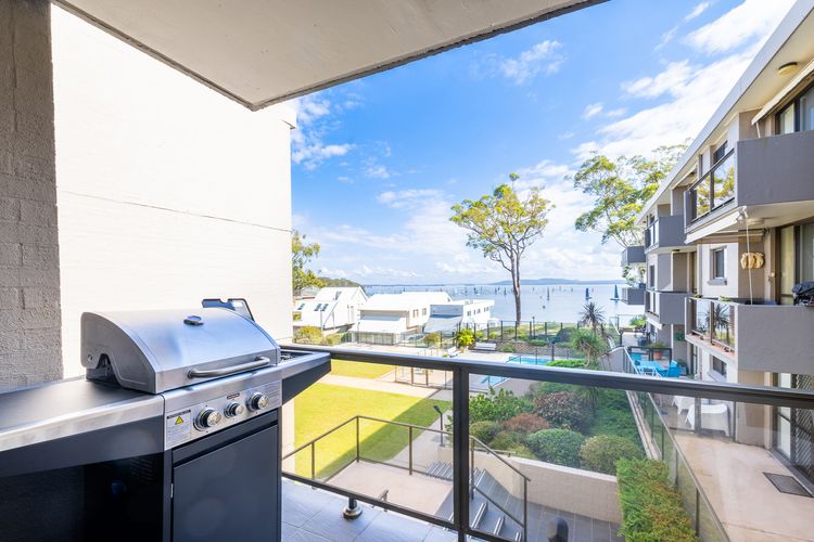The Poplars, 8/36 Magnus St – fantastic water views, pool and WiFi