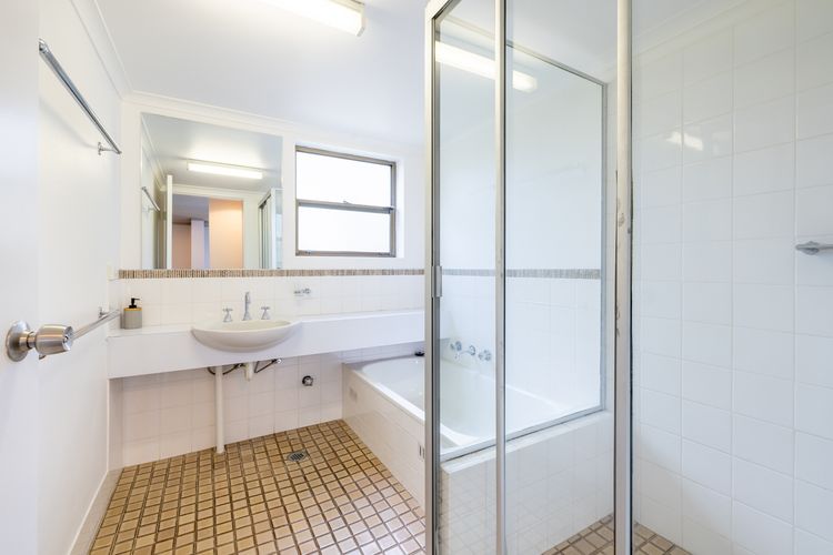 The Poplars, 8/36 Magnus St – fantastic water views, pool and WiFi