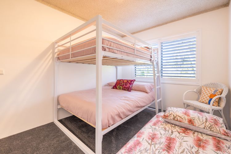 The Poplars, 8/36 Magnus St – fantastic water views, pool and WiFi