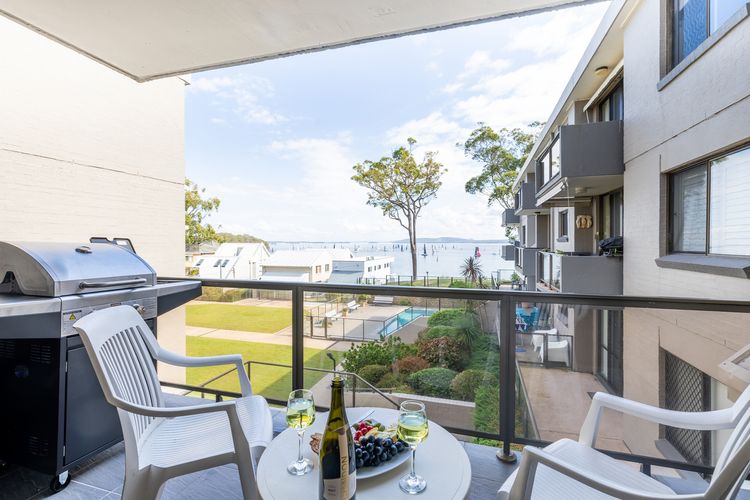 The Poplars, 8/36 Magnus St – fantastic water views, pool and WiFi