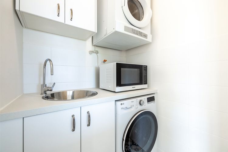 Sunset Towers, 8/25 Donald St – heart of town with water views