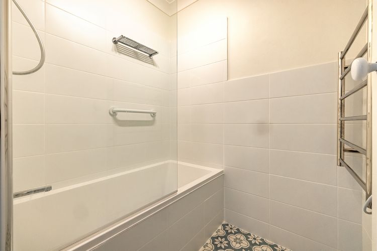 Sunset Towers, 8/25 Donald St – heart of town with water views