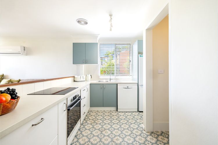 Sunset Towers, 8/25 Donald St – heart of town with water views