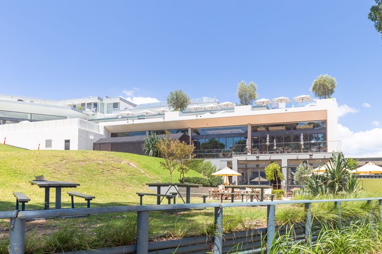 Ash Haven, 19 Ash St – views, pool, air con, boat parking, Wi-Fi