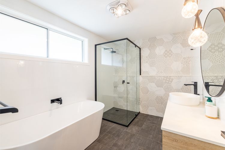 Ash Haven, 19 Ash St – views, pool, air con, boat parking, Wi-Fi