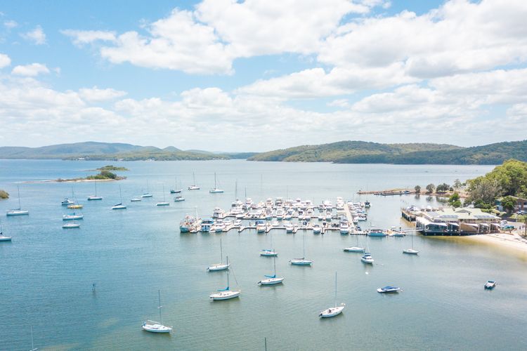 Ash Haven, 19 Ash St – views, pool, air con, boat parking, Wi-Fi