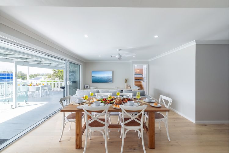 Ash Haven, 19 Ash St – views, pool, air con, boat parking, Wi-Fi