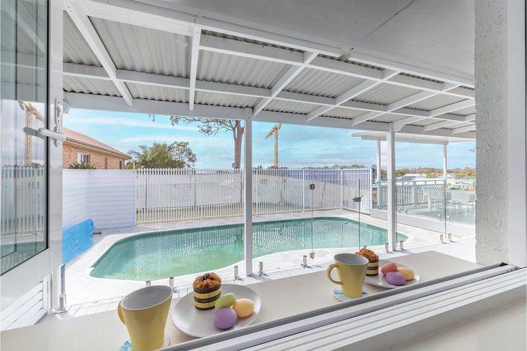 Ash Haven, 19 Ash St – views, pool, air con, boat parking, Wi-Fi