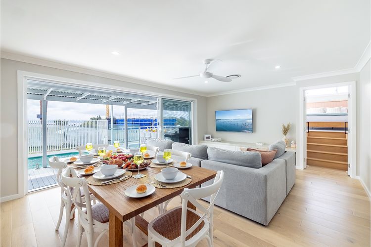 Ash Haven, 19 Ash St – views, pool, air con, boat parking, Wi-Fi