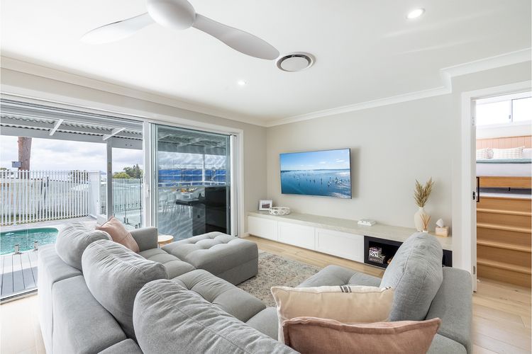 Ash Haven, 19 Ash St – views, pool, air con, boat parking, Wi-Fi