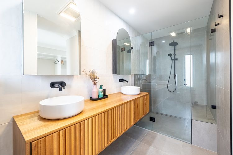 Ash Haven, 19 Ash St – views, pool, air con, boat parking, Wi-Fi
