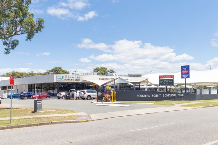 Ash Haven, 19 Ash St – views, pool, air con, boat parking, Wi-Fi