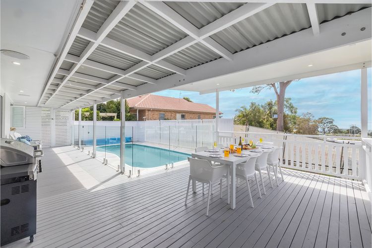 Ash Haven, 19 Ash St – views, pool, air con, boat parking, Wi-Fi