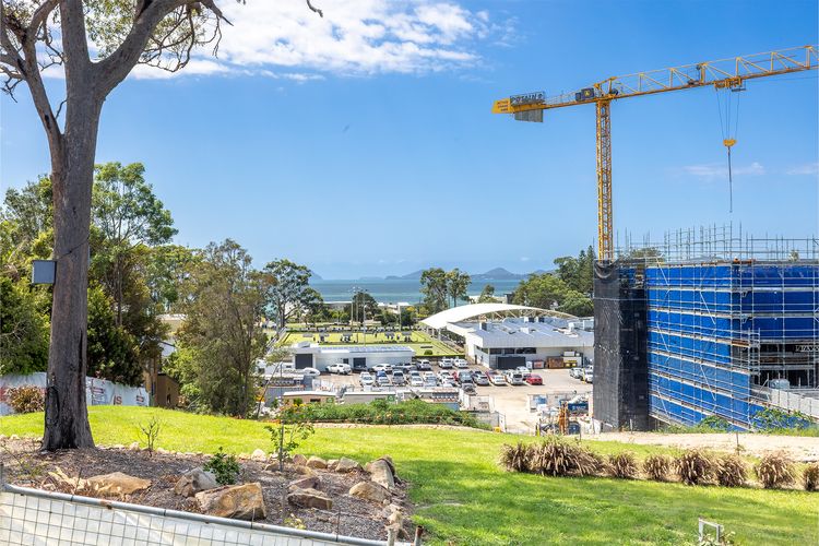 Ash Haven, 19 Ash St – views, pool, air con, boat parking, Wi-Fi
