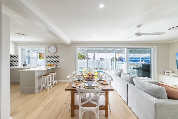 Ash Haven, 19 Ash St – views, pool, air con, boat parking, Wi-Fi