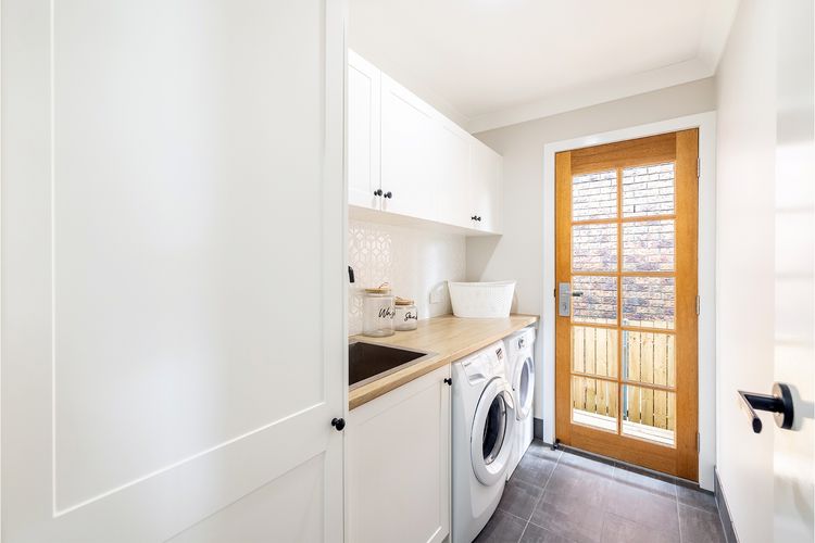 Ash Haven, 19 Ash St – views, pool, air con, boat parking, Wi-Fi