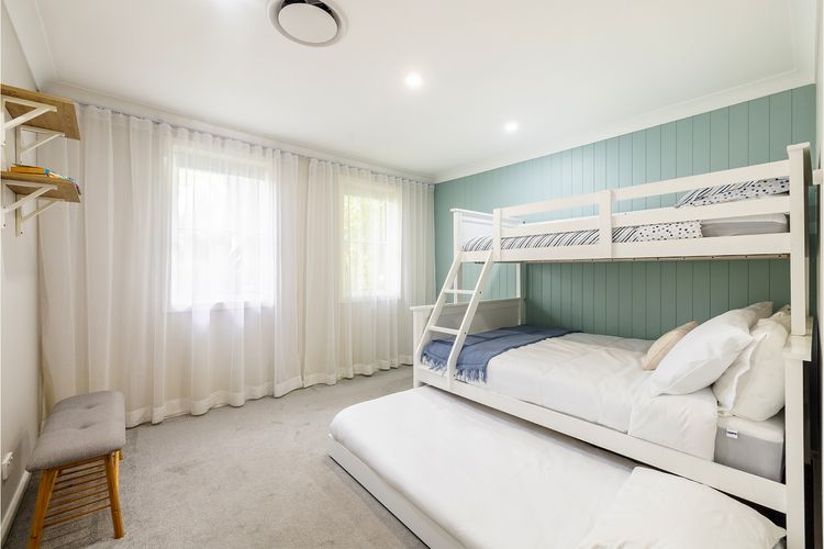 Ash Haven, 19 Ash St – views, pool, air con, boat parking, Wi-Fi