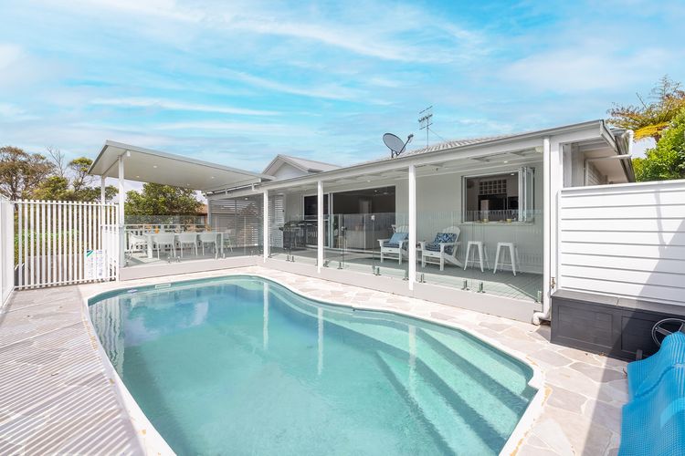 Ash Haven, 19 Ash St – views, pool, air con, boat parking, Wi-Fi