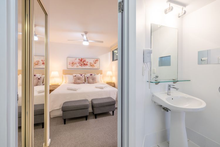 The Landmark unit 405 Resort style, spectacular water views, lift, linen, pool, games room, port-a-cot and highchair.