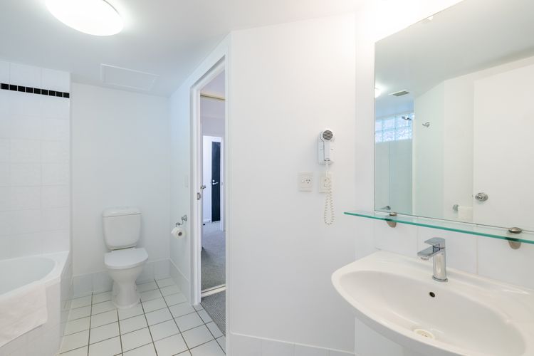 The Landmark unit 405 Resort style, spectacular water views, lift, linen, pool, games room, port-a-cot and highchair.