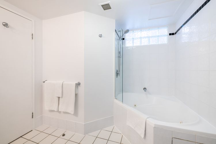 The Landmark unit 405 Resort style, spectacular water views, lift, linen, pool, games room, port-a-cot and highchair.